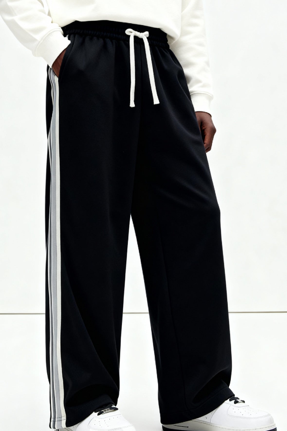 Line Pants in Black